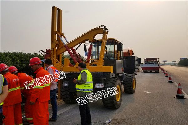護欄打樁機河南蘭考施工現場